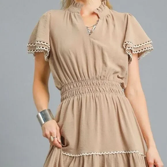 Umgee Tiered Flutter Sleeve Nuetral Tan White Midi Dress Elegant Femme sz Medium Umgee Tiered Flutter Sleeve Nuetral Tan White Midi Dress Elegant Femme sz Medium